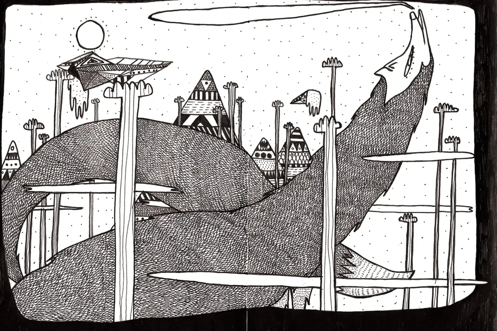 Chroniques de l'errance — forme allongée parmi des totems et de petites tentes sous la lune, à l'encre. FREDC, 2013.